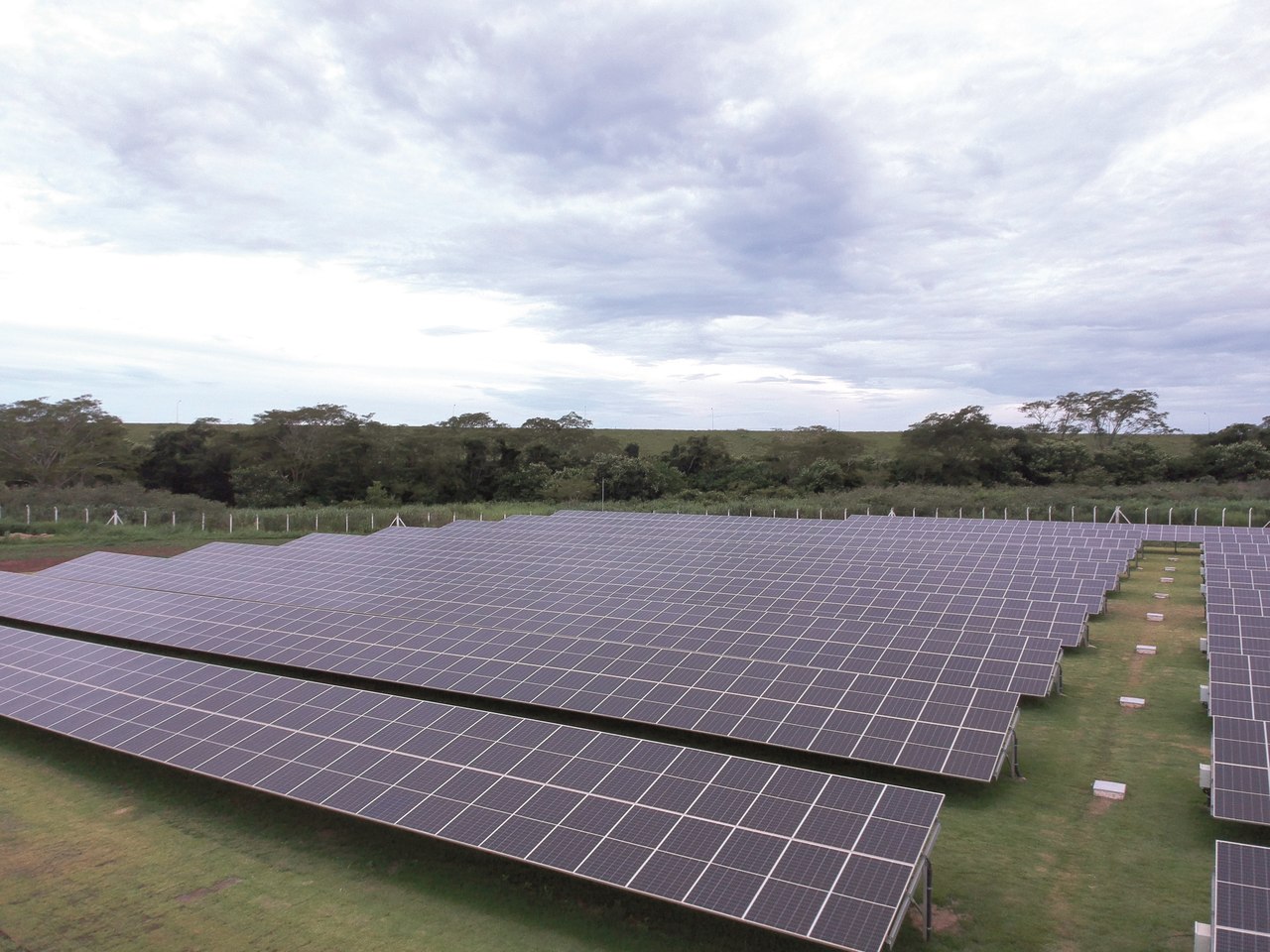 Brasil inaugura projeto inovador de energia hidrossolar com produção de hidrogênio verde