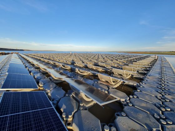 O projeto combina a construção de usinas de energia solar fotovoltaica, tanto fixas em solo quanto em estruturas flutuantes . Divulgação