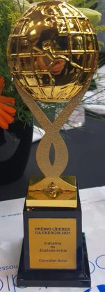 Troféu entregue para a Canadian Solar pela premiação na categoria Indústria de Equipamentos. Divulgação